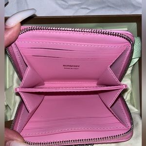 Small pink Burberry woman’s wallet.